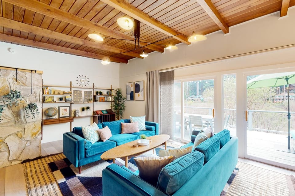 Riverfront Escape House in Monte Rio