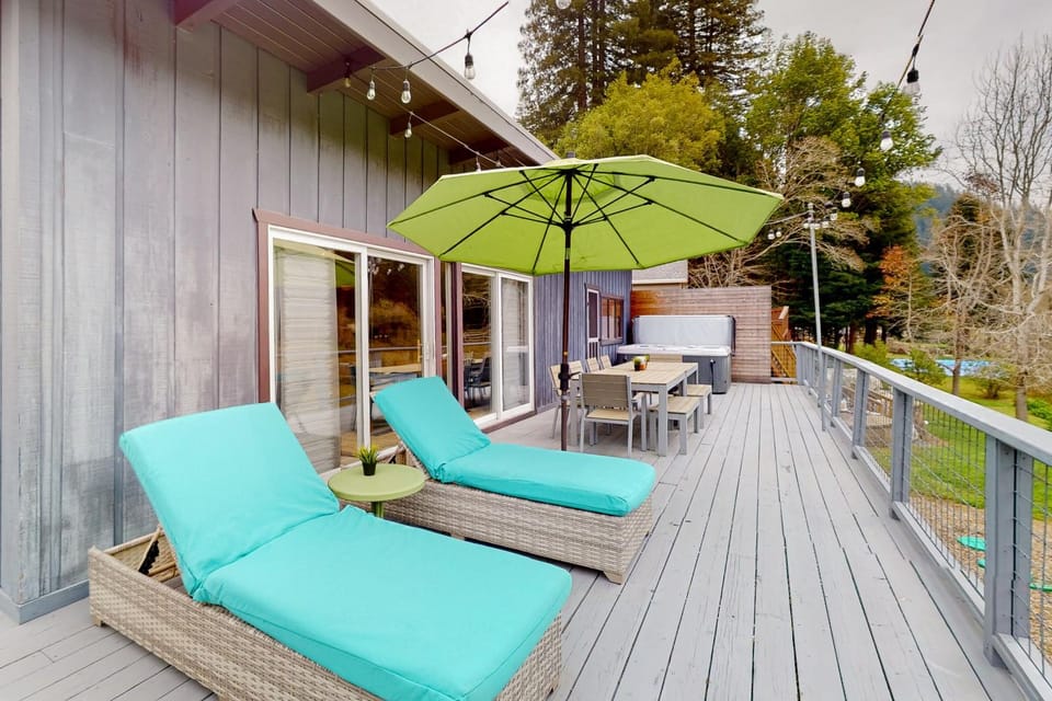 Riverfront Escape House in Monte Rio