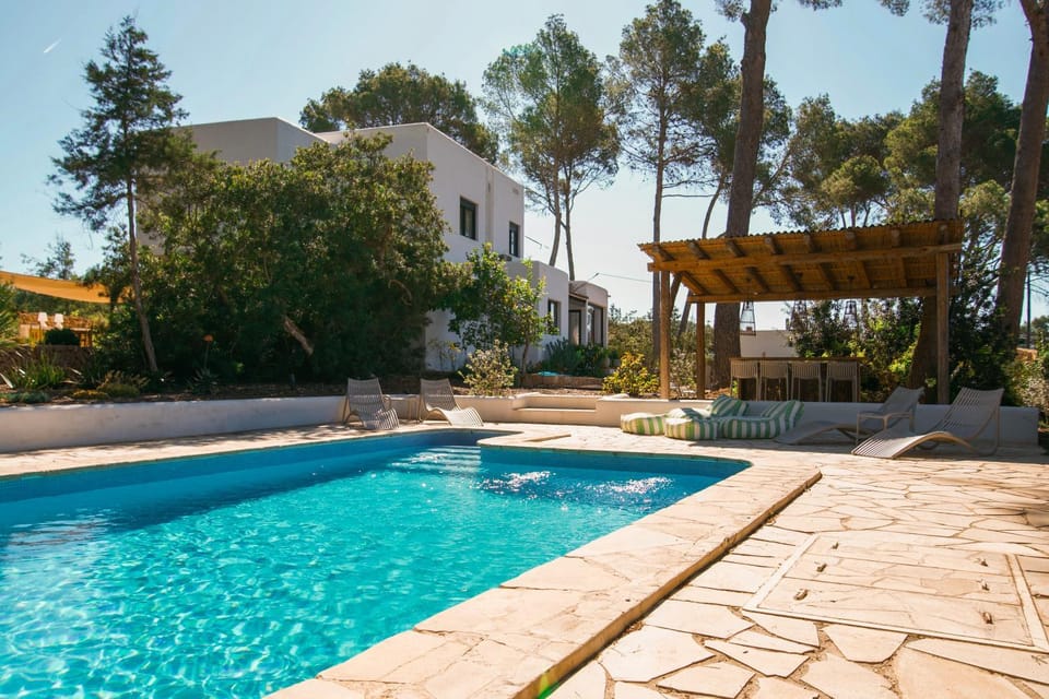 Property building, Day, Garden, Garden view, Pool view, Swimming pool, sunbed