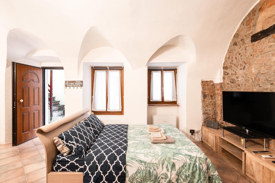 Bed, TV and multimedia, Photo of the whole room, Evening entertainment, Bedroom