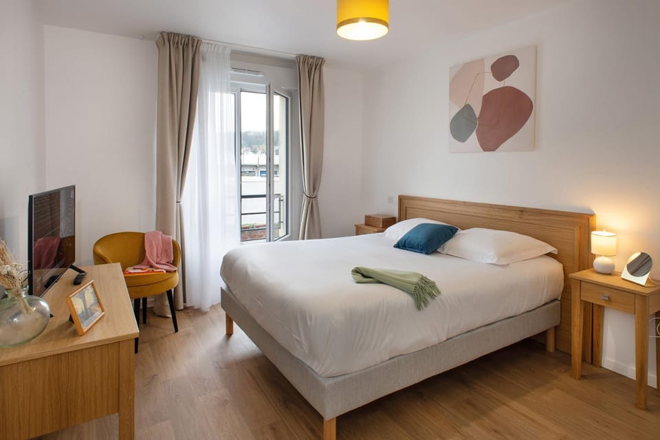 Bed, TV and multimedia, Photo of the whole room, Bedroom