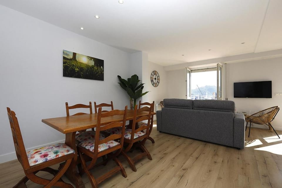 Communal lounge/ TV room, TV and multimedia, Dining area