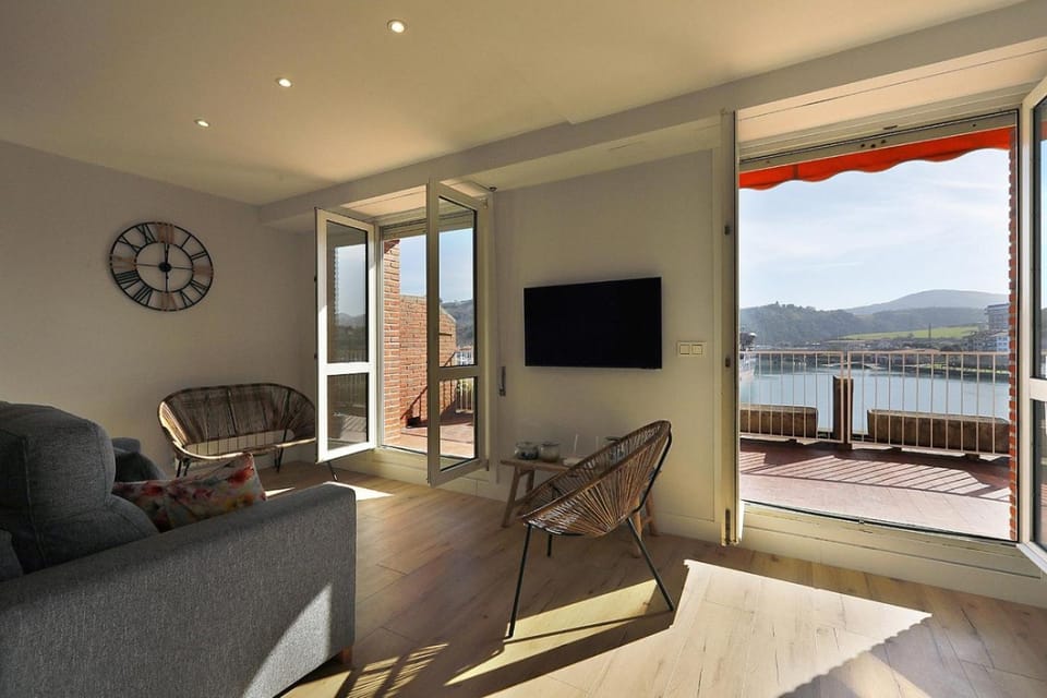 View (from property/room), Balcony/Terrace, Living room