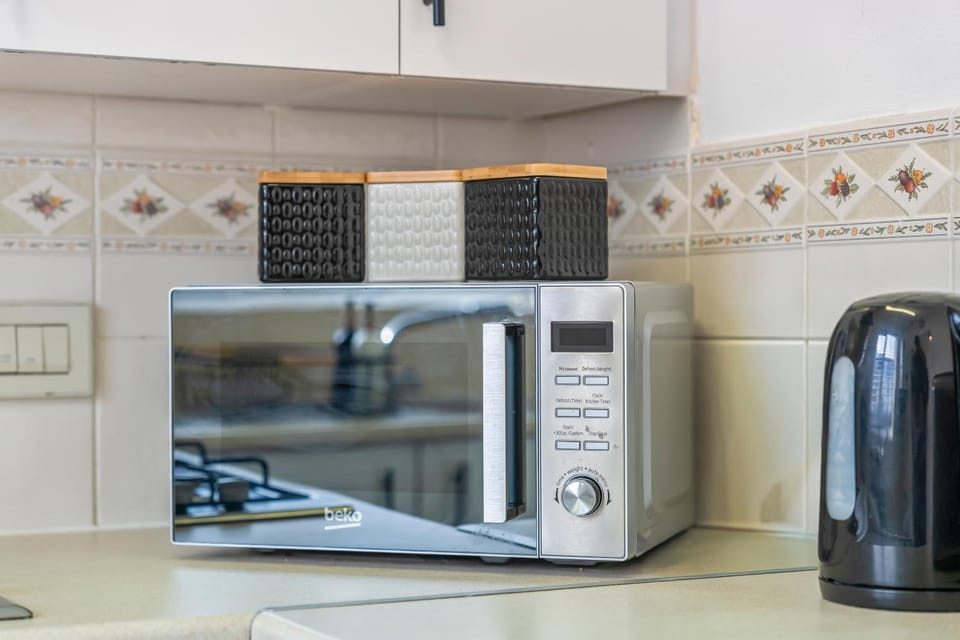 Coffee/tea facilities, microwave