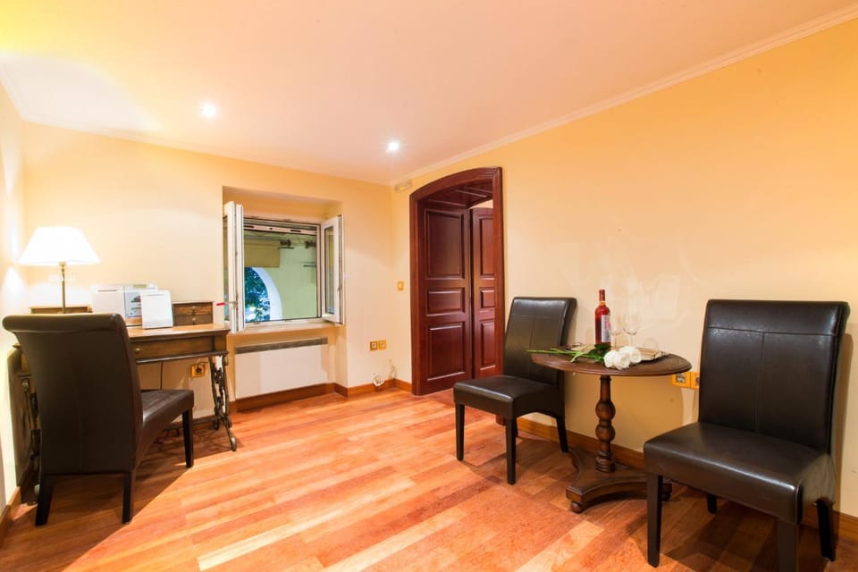Living room, Seating area, Dining area, hair dresser