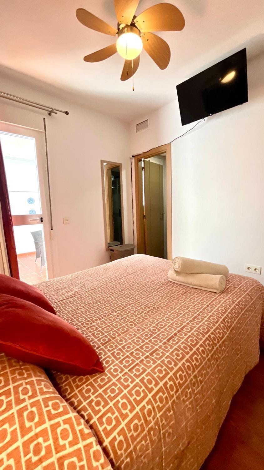 Bed, TV and multimedia, Photo of the whole room, Bedroom, fireplace