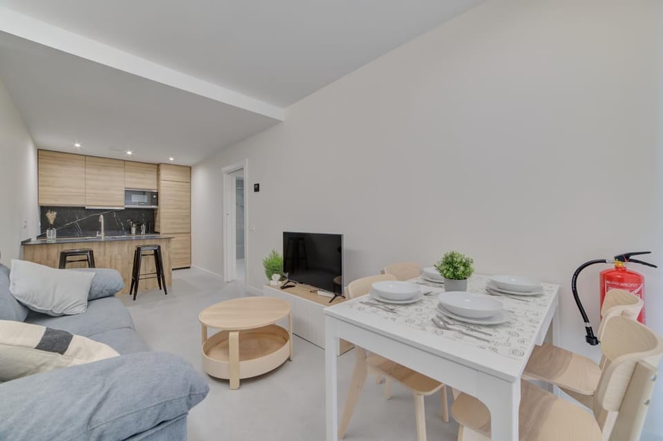 Communal lounge/ TV room, TV and multimedia, Living room, Seating area, Dining area
