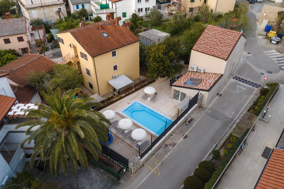 Neighbourhood, Bird's eye view, Street view, Location