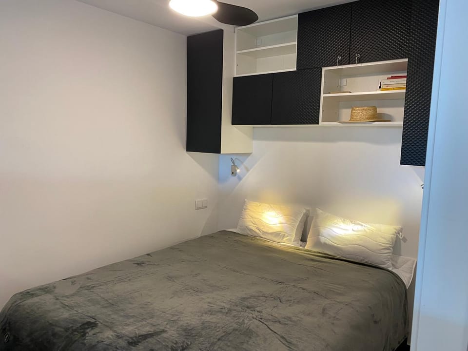 Bed, Bedroom, fireplace