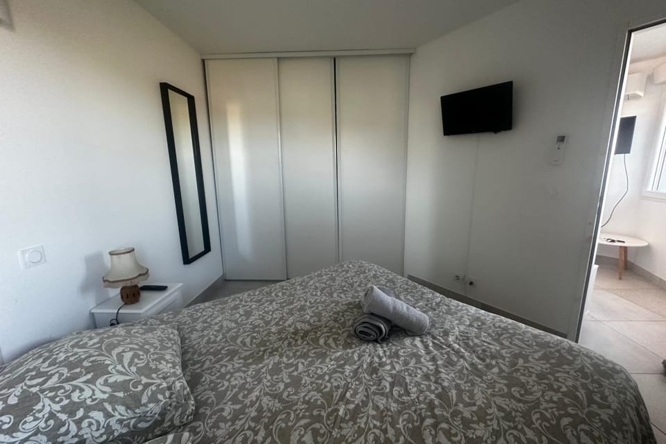 Bed, TV and multimedia, Photo of the whole room, Bedroom, towels, wardrobe