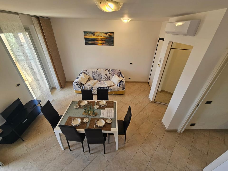 Living room, Dining area, air conditioner