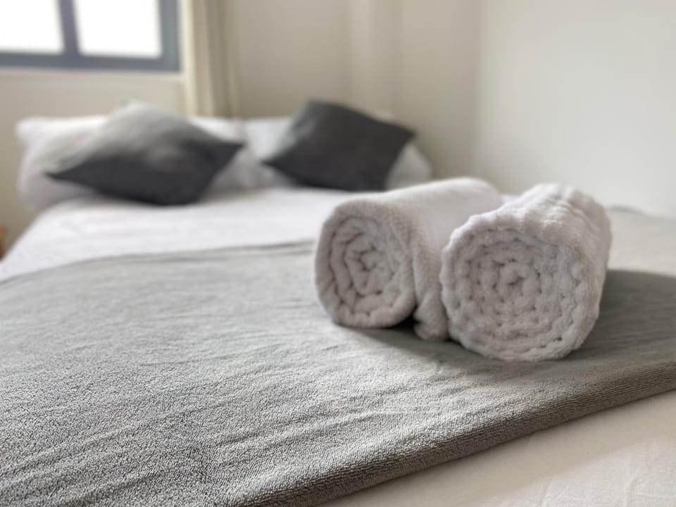 Bed, Bedroom, towels