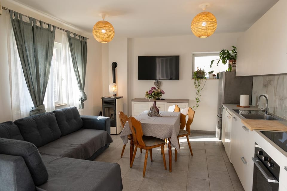 TV and multimedia, Kitchen or kitchenette, Living room, Dining area, oven, stove