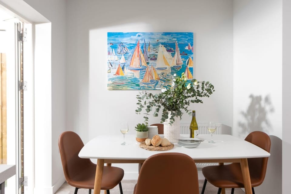 Decorative detail, Seating area, Dining area