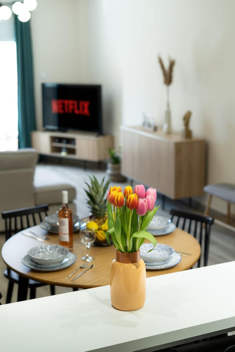 TV and multimedia, Living room, Food and drinks, Seating area, Dining area, Food