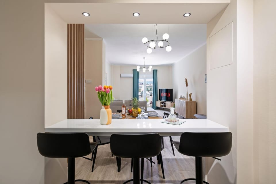 Kitchen or kitchenette, Living room, Seating area, Dining area