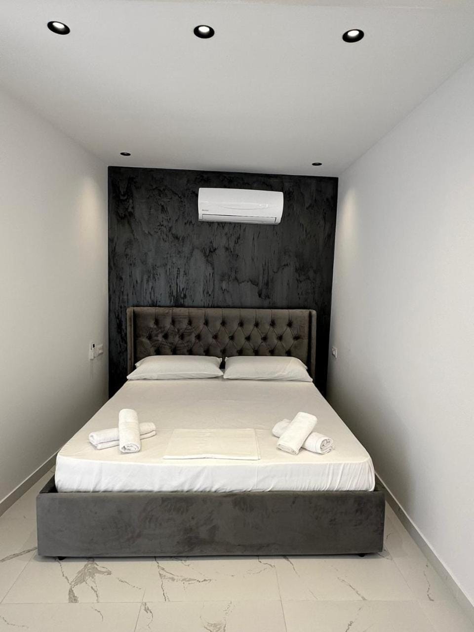 Bed, Photo of the whole room, towels, air conditioner