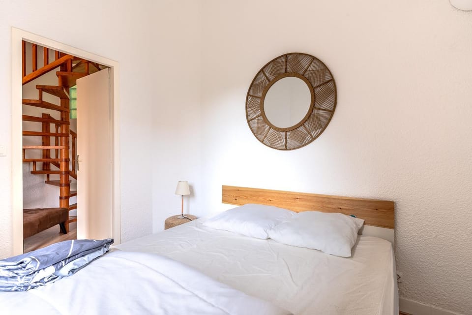 Property building, Living room, Bedroom
