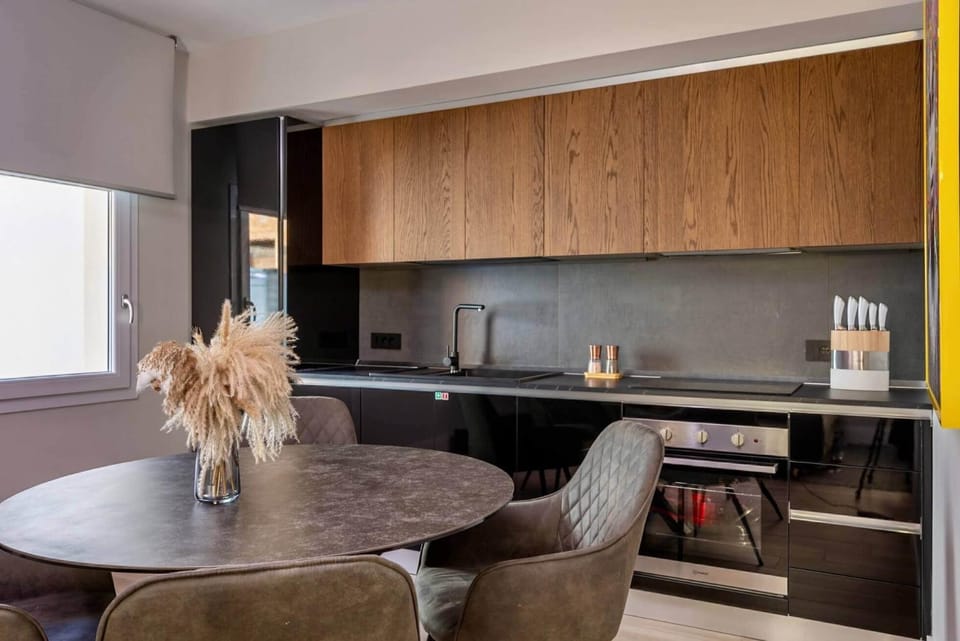 Kitchen or kitchenette, Dining area, oven, stove