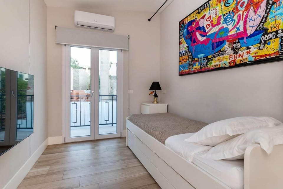 Bed, TV and multimedia, Photo of the whole room, Bedroom