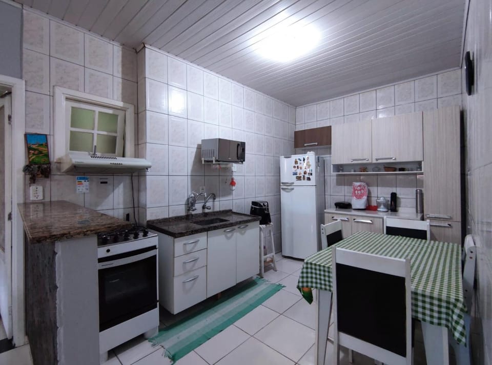 Kitchen or kitchenette, Dining area, minibar, stove, toaster
