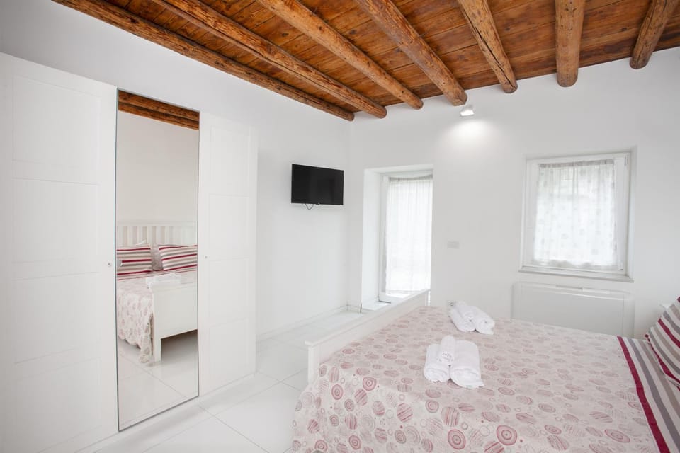 Bed, TV and multimedia, Photo of the whole room, Bedroom, towels, wardrobe