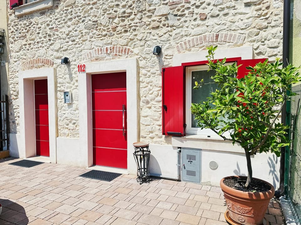 Property building, Facade/entrance, Day