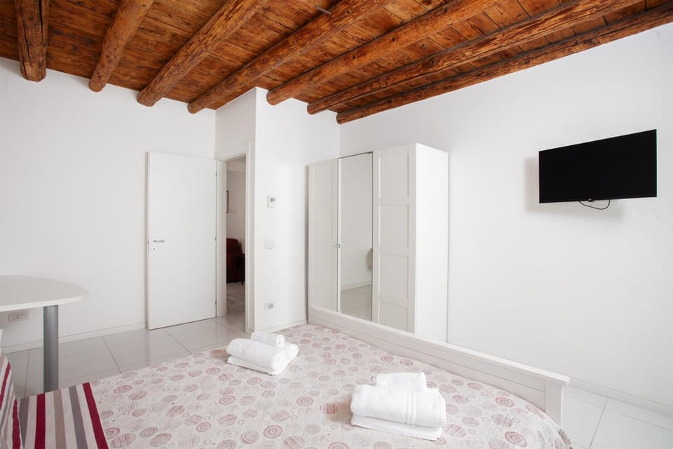Bed, TV and multimedia, Photo of the whole room, Evening entertainment, Bedroom, towels, wardrobe