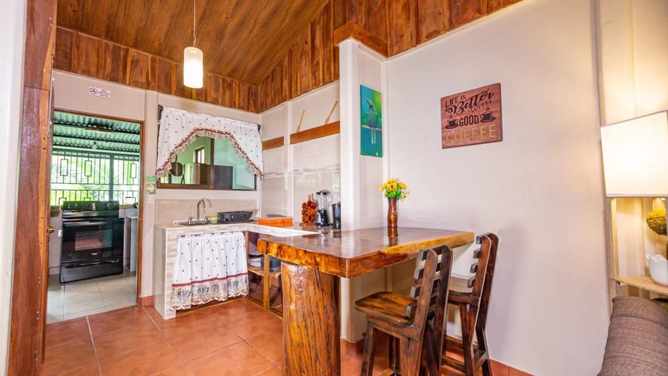 Kitchen or kitchenette, Dining area, minibar, stove, toaster