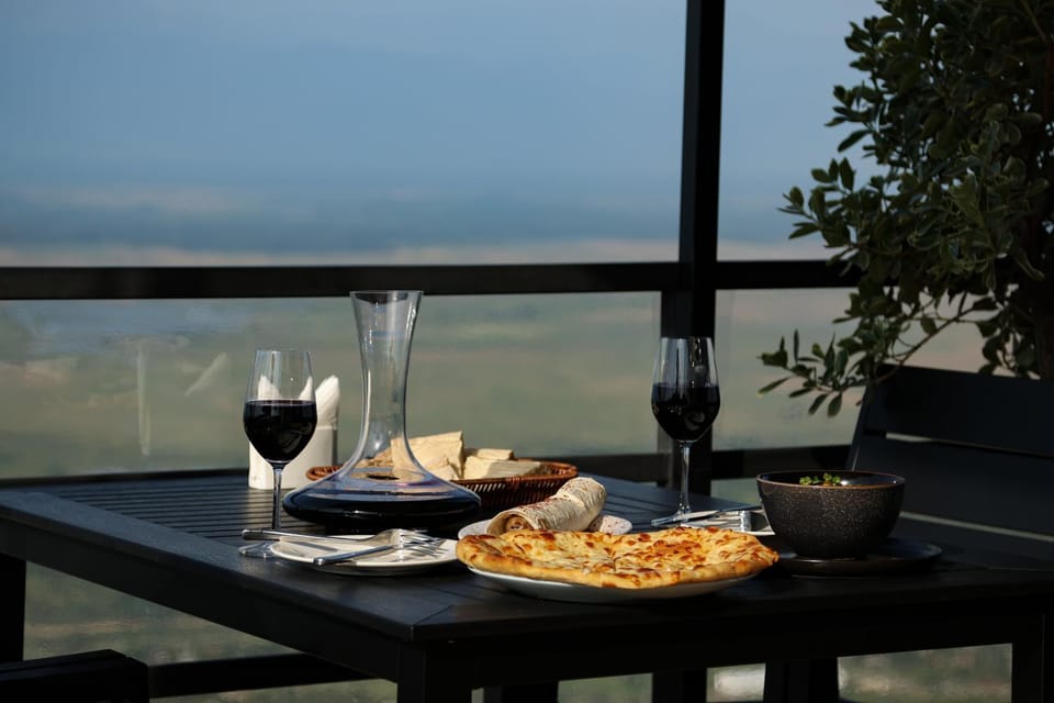 Restaurant/places to eat, Balcony/Terrace, Breakfast, Lunch