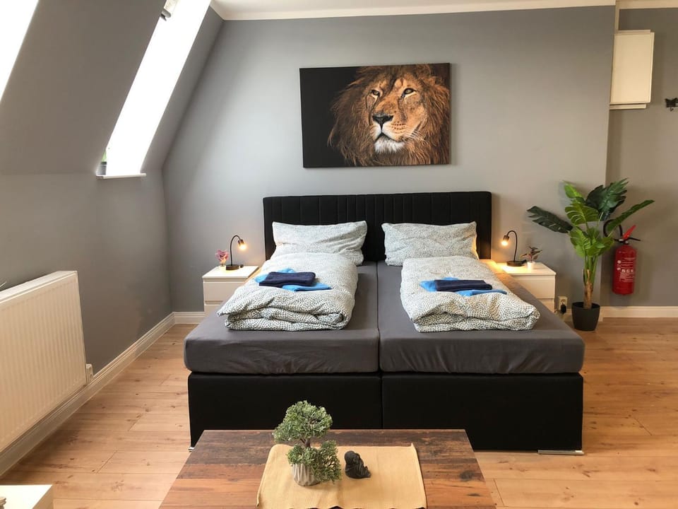 Bed, Living room, Photo of the whole room, Seating area, Bedroom, towels