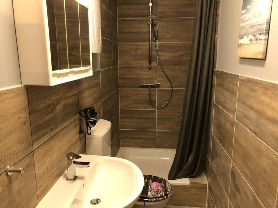 Shower, Toilet, Bathroom, heating