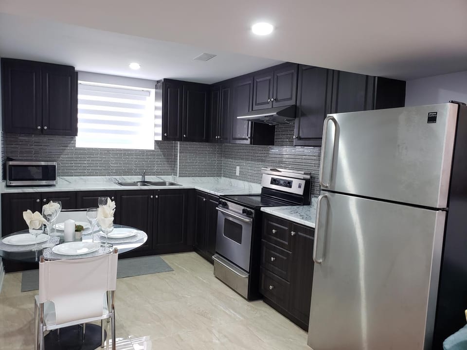 Kitchen or kitchenette, Dining area, minibar, pet friendly, toaster