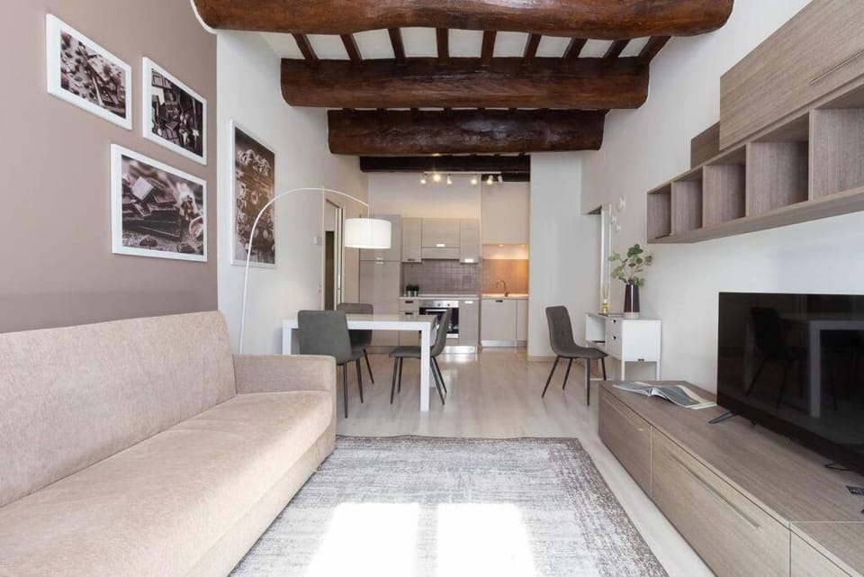 TV and multimedia, Kitchen or kitchenette, Living room, Seating area, Dining area
