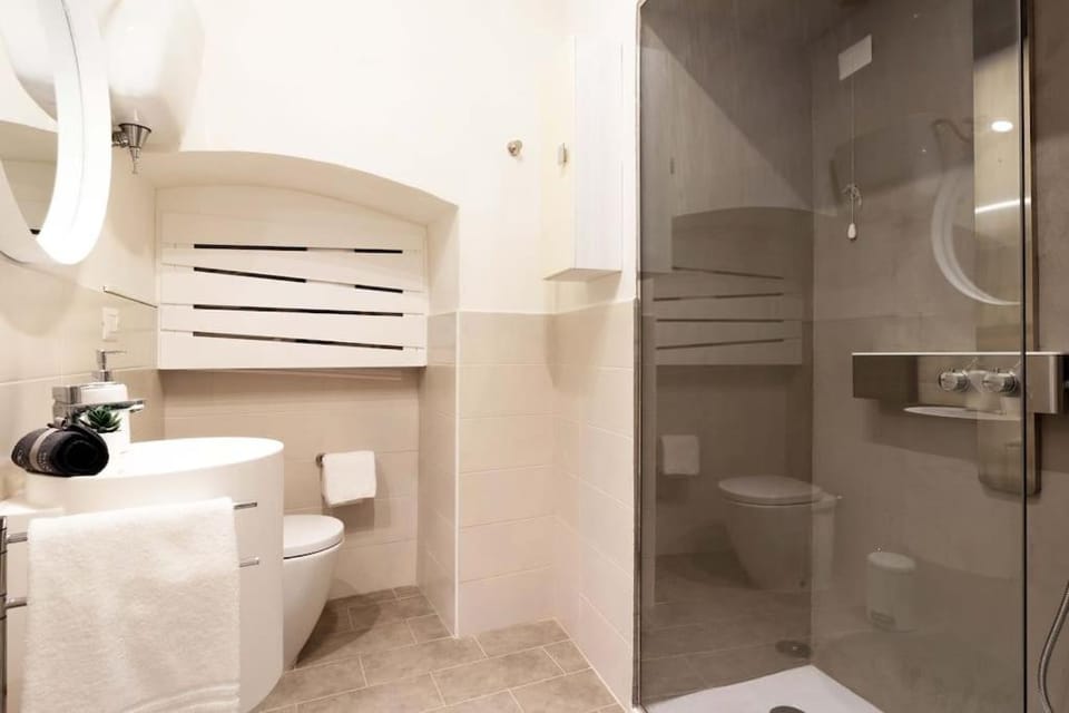 Shower, Toilet, Bathroom, towels