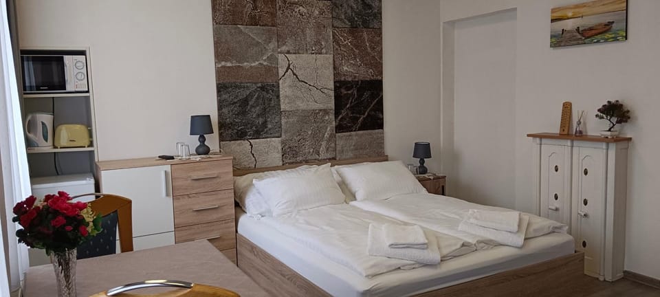 Bed, minibar, towels