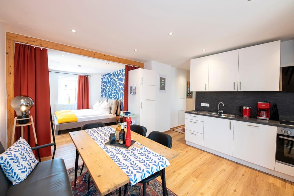 Bed, Coffee/tea facilities, Kitchen or kitchenette, Photo of the whole room, Seating area, Dining area, Bedroom, Food, oven, stove, toaster