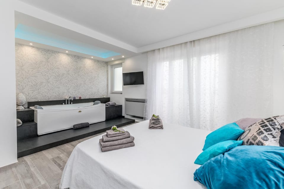 Bed, TV and multimedia, Photo of the whole room, Bedroom