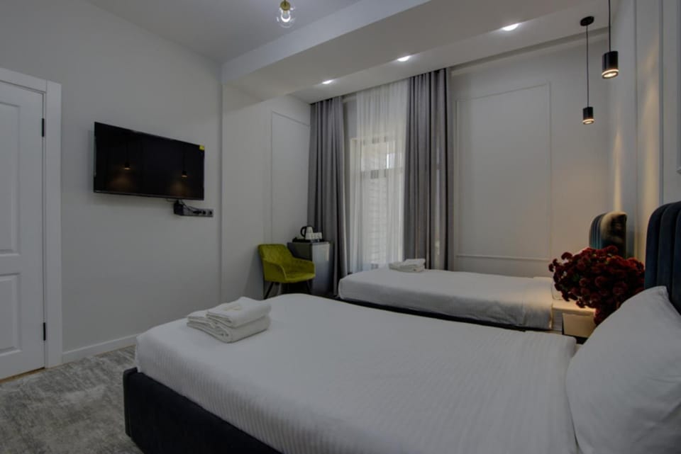 Bed, TV and multimedia, Bedroom