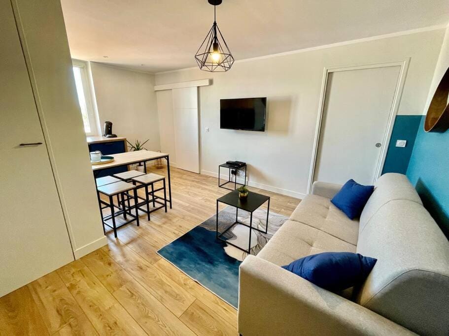 IVS Andreossy Vue mer et montagne pour 4 Apartment in Antibes
