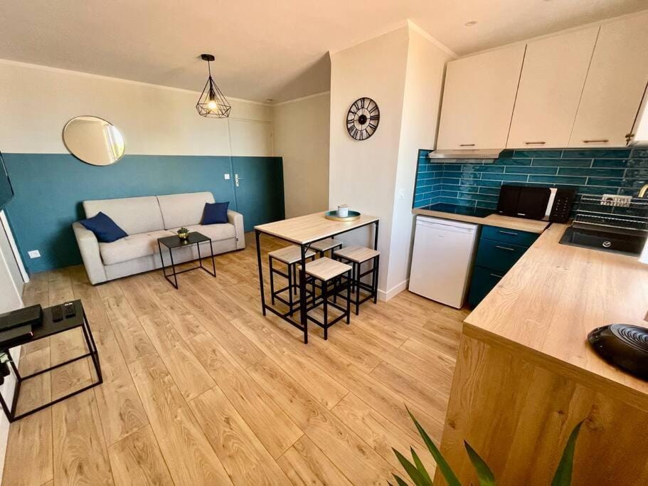 IVS Andreossy Vue mer et montagne pour 4 Apartment in Antibes