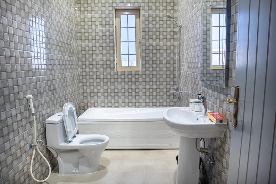 Shower, Toilet, Bathroom, Bath, towels