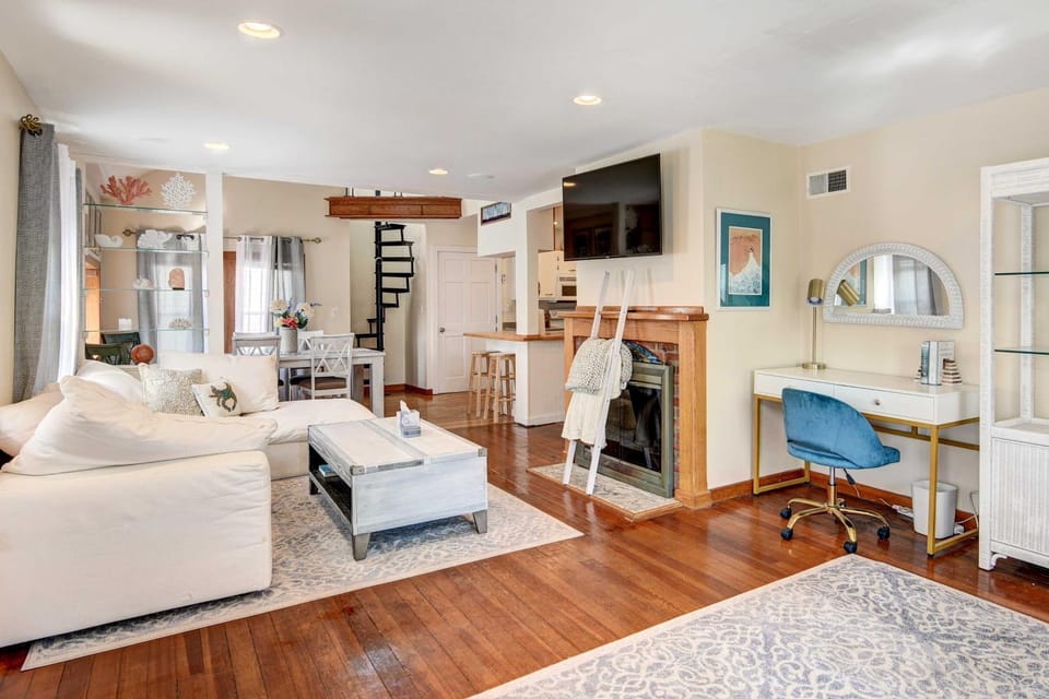 Beautiful Portsmouth Cottage By the Sea w/ Jacuzzi House in Bristol
