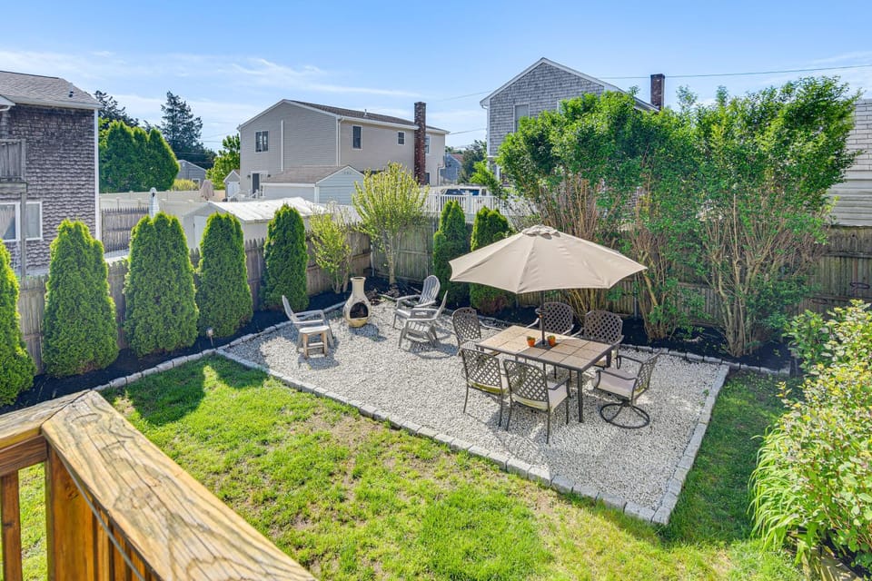 Beautiful Portsmouth Cottage By the Sea w/ Jacuzzi House in Bristol