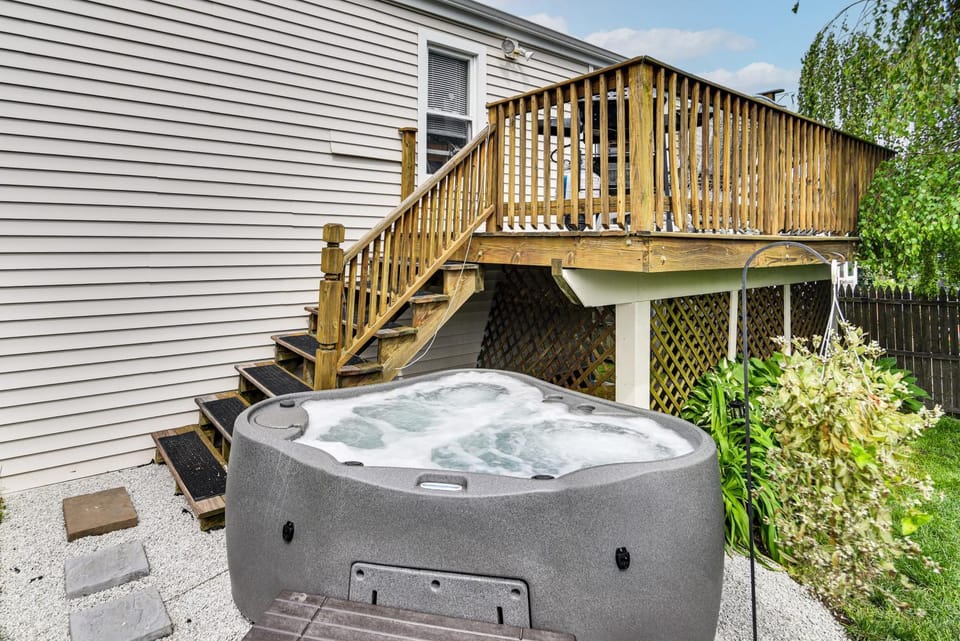Beautiful Portsmouth Cottage By the Sea w/ Jacuzzi House in Bristol