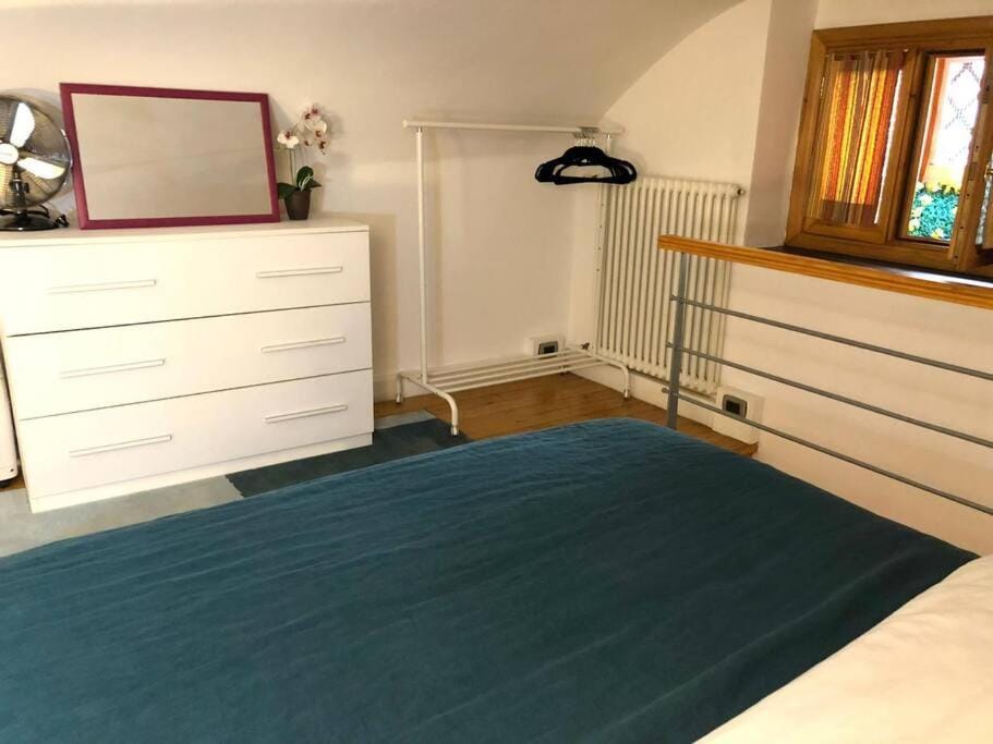 Bed, Photo of the whole room, Bedroom, internet, wardrobe