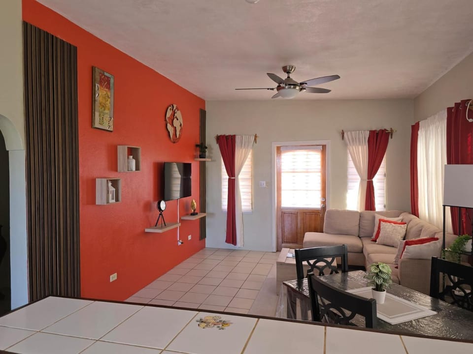 TV and multimedia, Living room, Seating area, Dining area