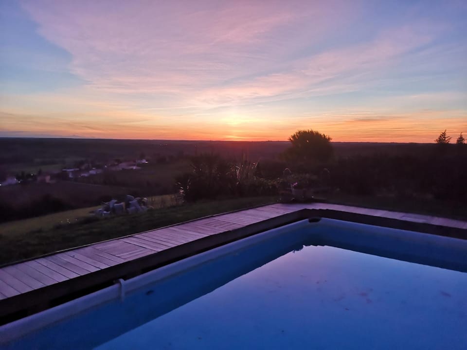 Villa avec piscine à débordement vue exceptionnelle Villa in Occitanie