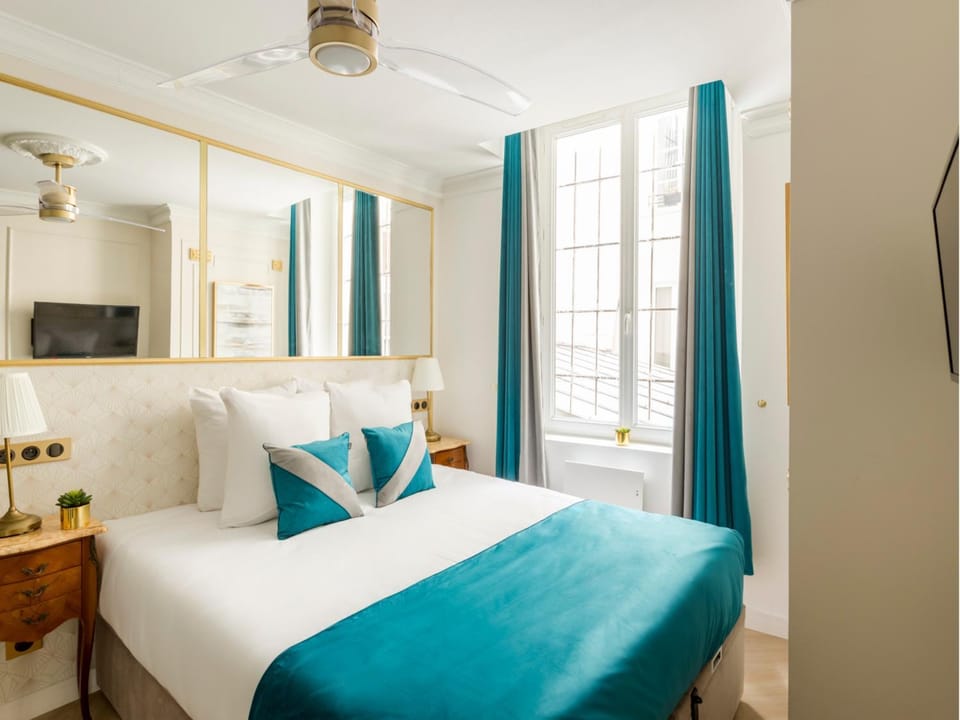 Bed, TV and multimedia, Bedroom