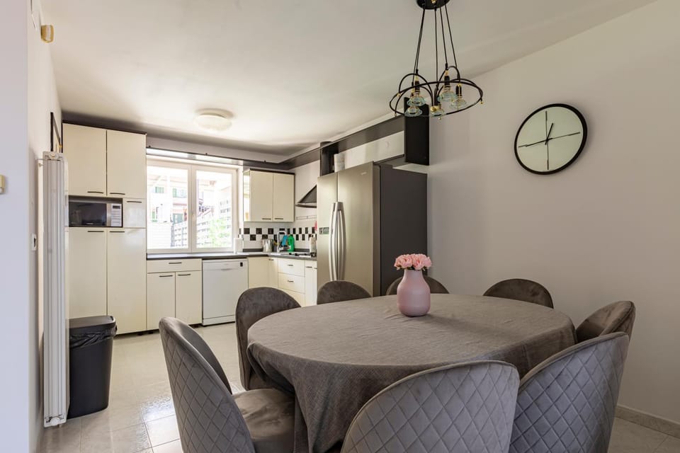 Kitchen or kitchenette, Seating area, Dining area, minibar, oven, pet friendly, stove, kitchen